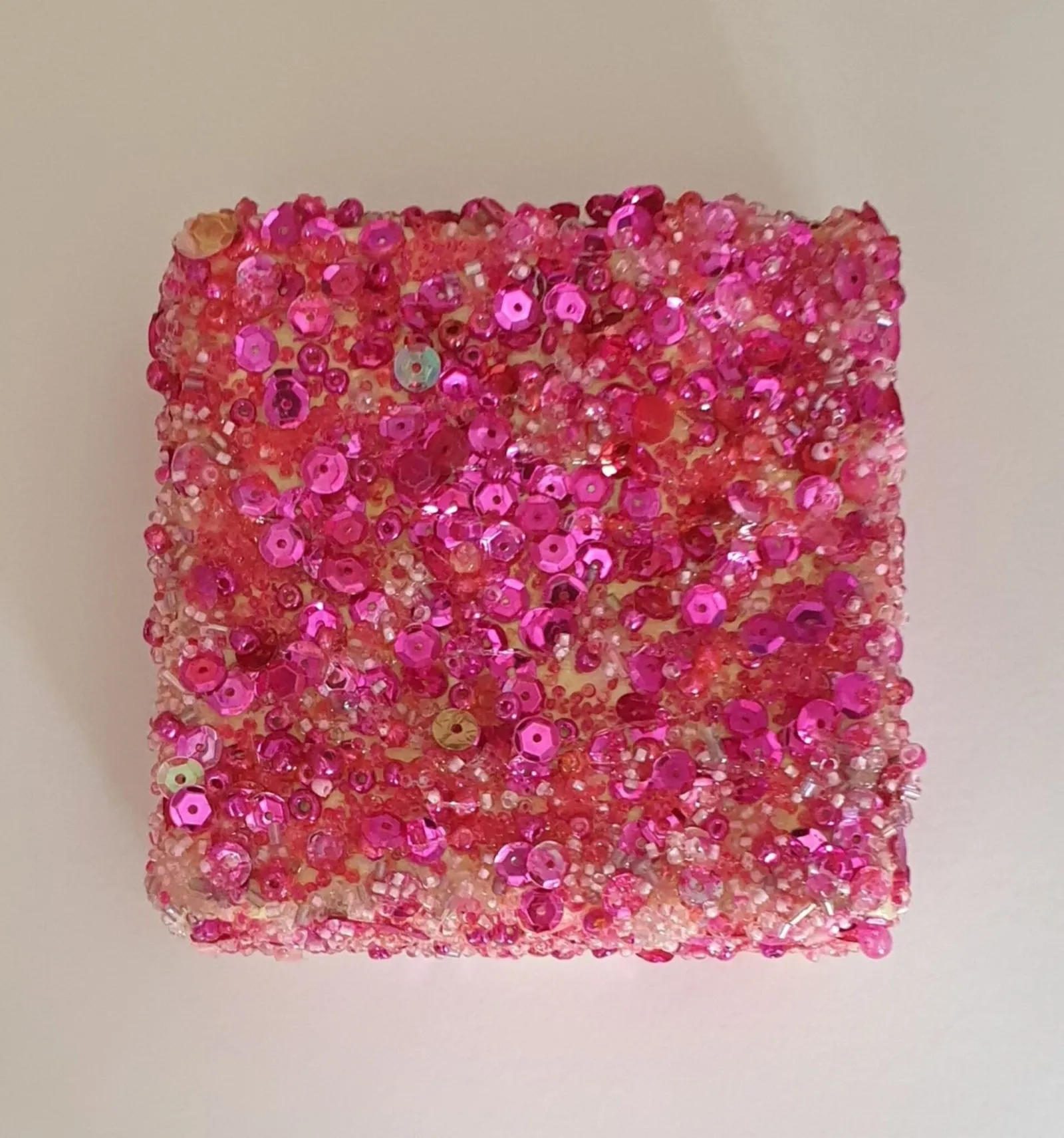 Roze wandsieraad