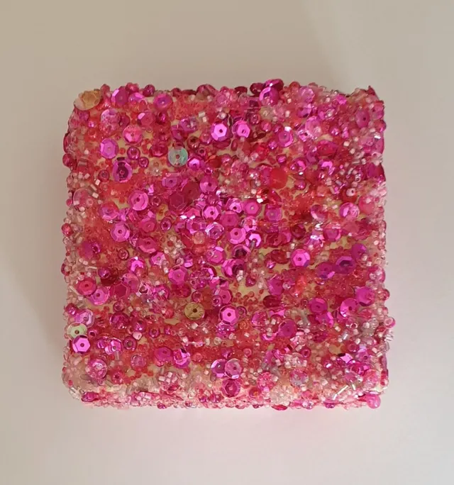 Roze wandsieraad