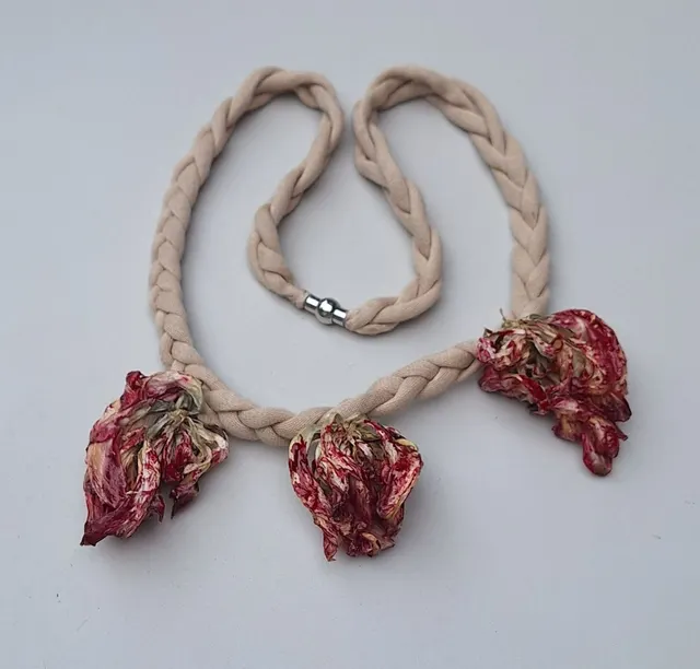 Halssieraad met tulpen