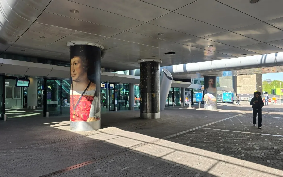 Anna van Buerenplein – Den Haag Centraal — Modern Murals, ultradunne folie op 12 zuilen — 4