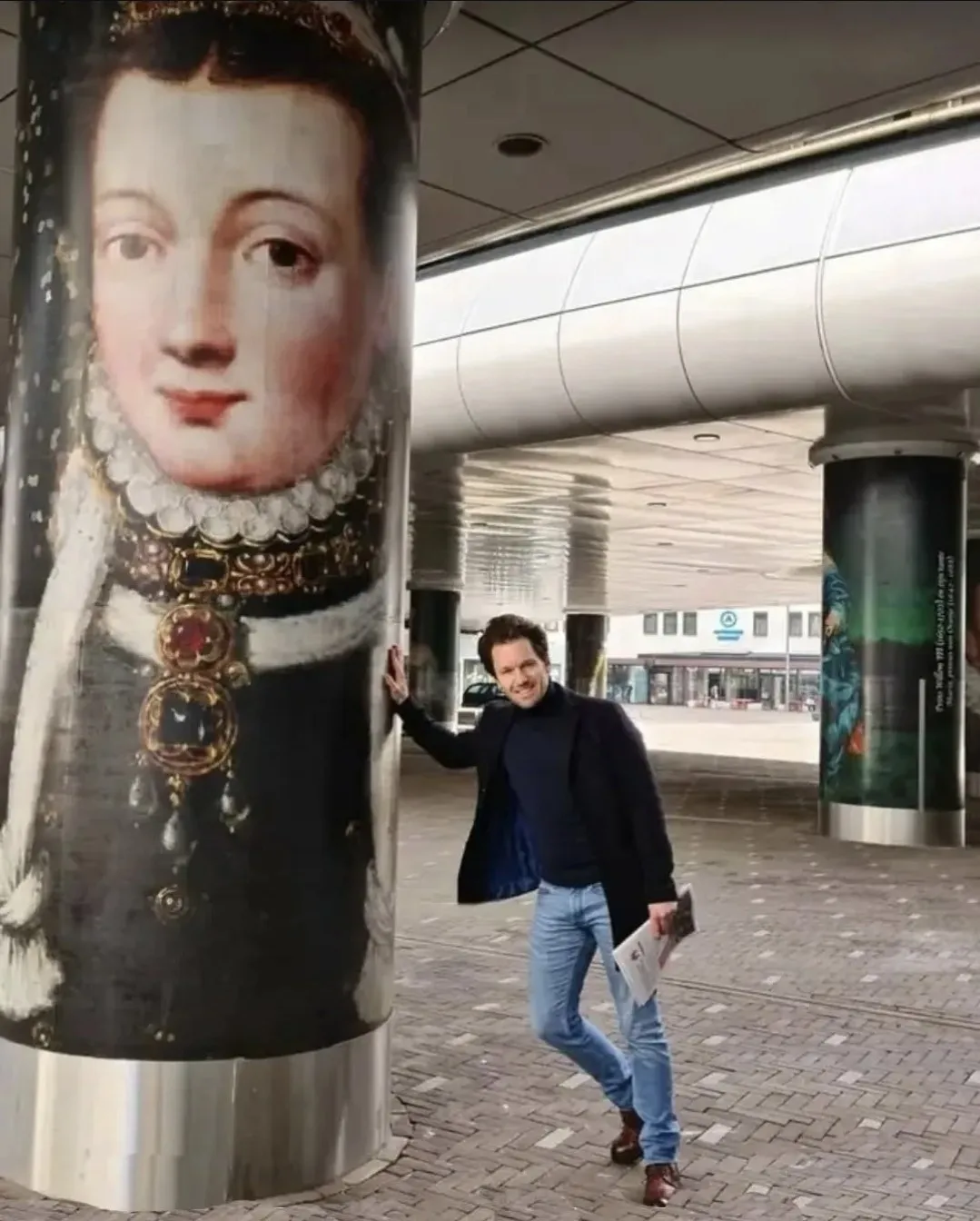 Dominic Brown bij een van de zuilen op het Anna van Buerenplein in Den Haag