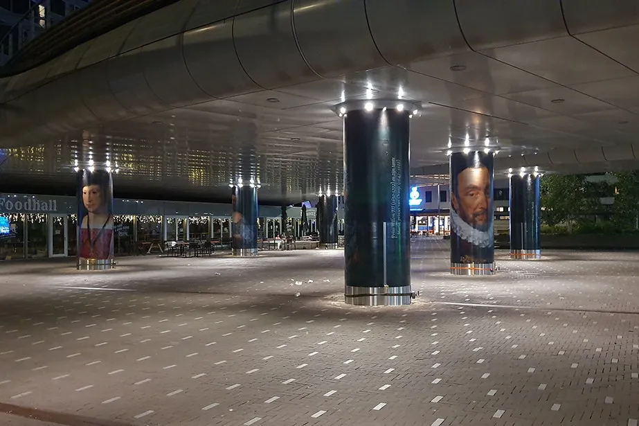 Anna van Buerenplein – Den Haag Centraal — Modern Murals, ultradunne folie op 12 zuilen — 2