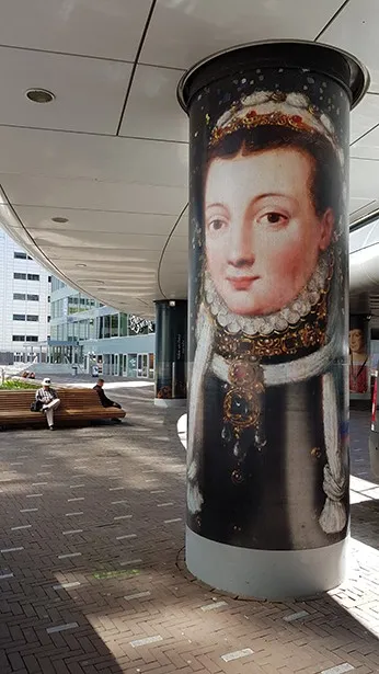Anna van Buerenplein – Den Haag Centraal — Modern Murals, ultradunne folie op 12 zuilen