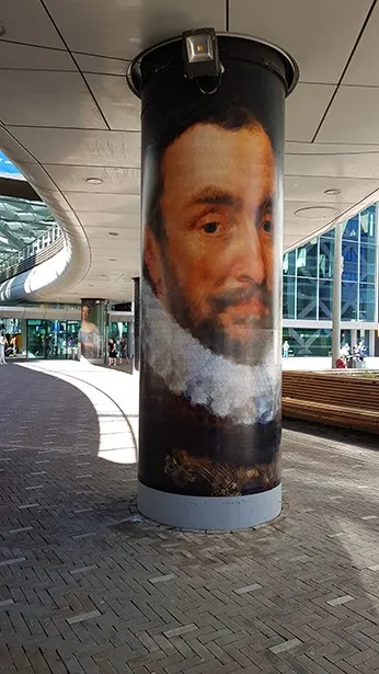 Anna van Buerenplein – Den Haag Centraal — Modern Murals, ultradunne folie op 12 zuilen — 5