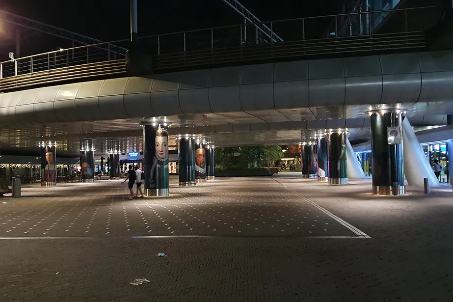 Anna van Buerenplein – Den Haag Centraal — Modern Murals, ultradunne folie op 12 zuilen — 3