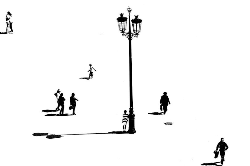 Surreal black and white street-photography by Ricardo Reis