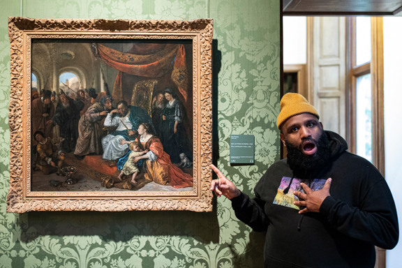 Willie Wartaal bestijgt de troon in het Mauritshuis