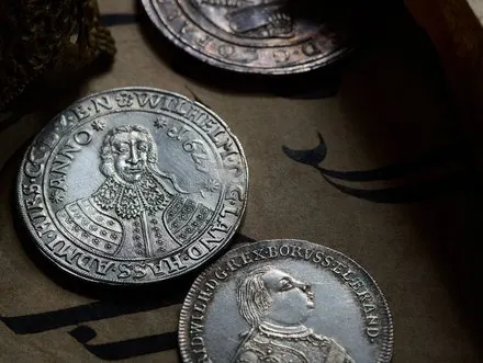 Head & Shoulders. Coins in Fashion