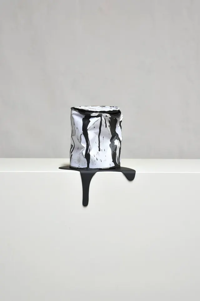 Le vieux pot de peinture noir