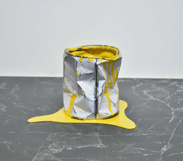 Le vieux pot de peinture jaune