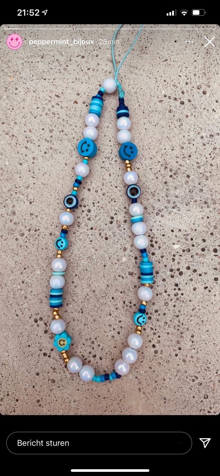 Phonecharm blauw met parels