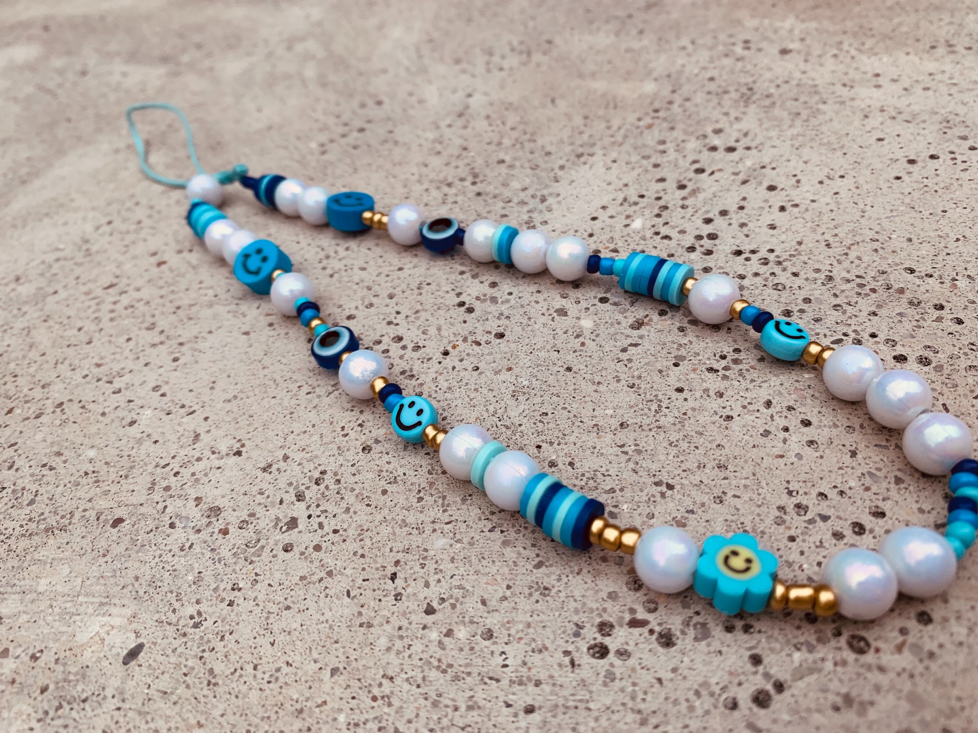 Phonecharm blauw met parels