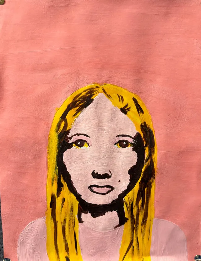 Portret met roze achtergrond