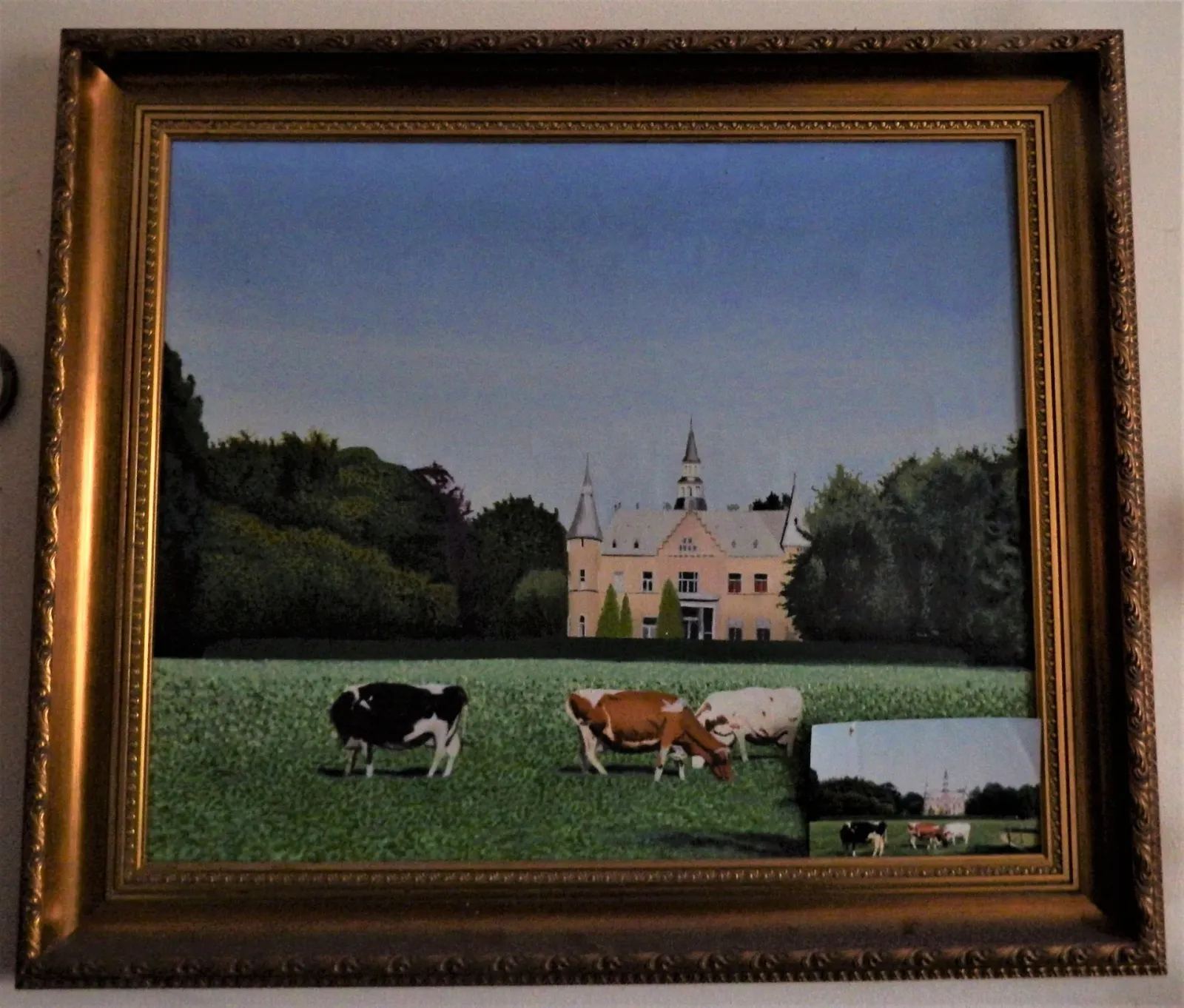kasteel met koeien in veld
