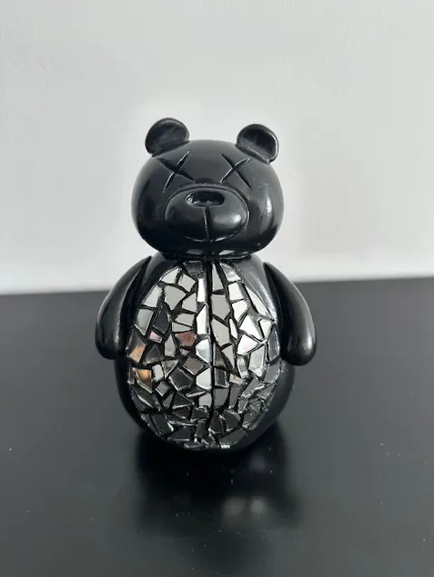 Broken Shine · 2023 · 13.5×19 cm