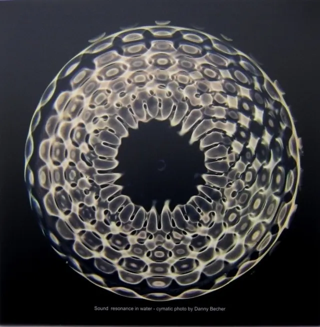 Cymatic foto - Visible sound - 104 hz op Aluminium 60 x 60 cm