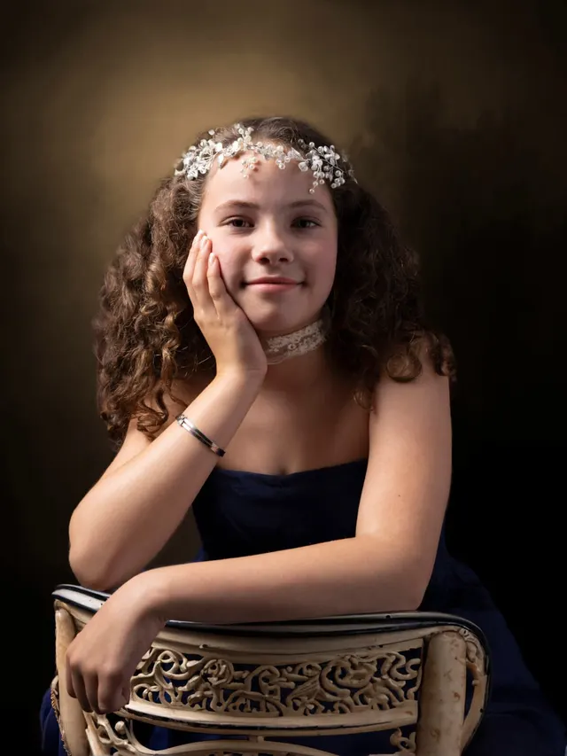 Harper op witte stoel