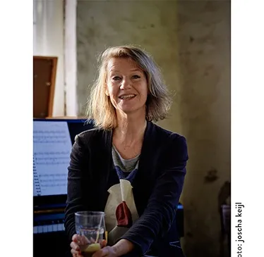 Monique van den Hout