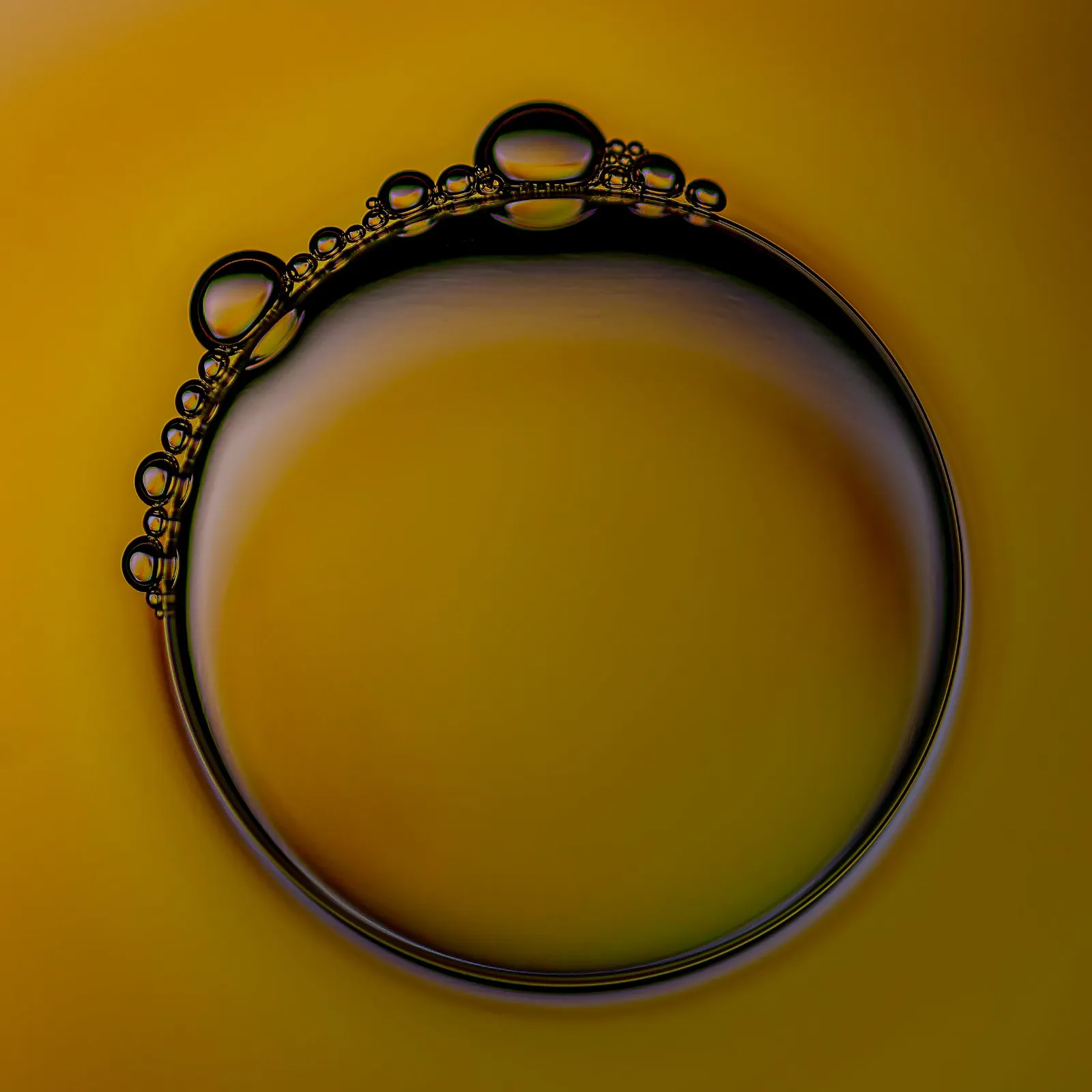 Golden bubble · 2021 · 80×80 cm