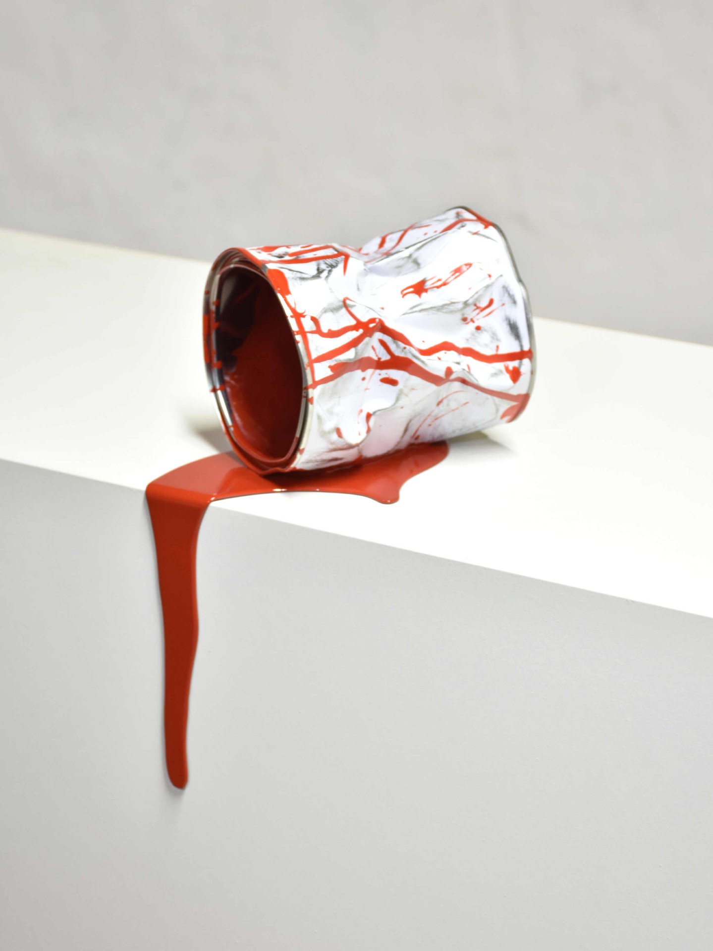 Le vieux pot de peinture rouge