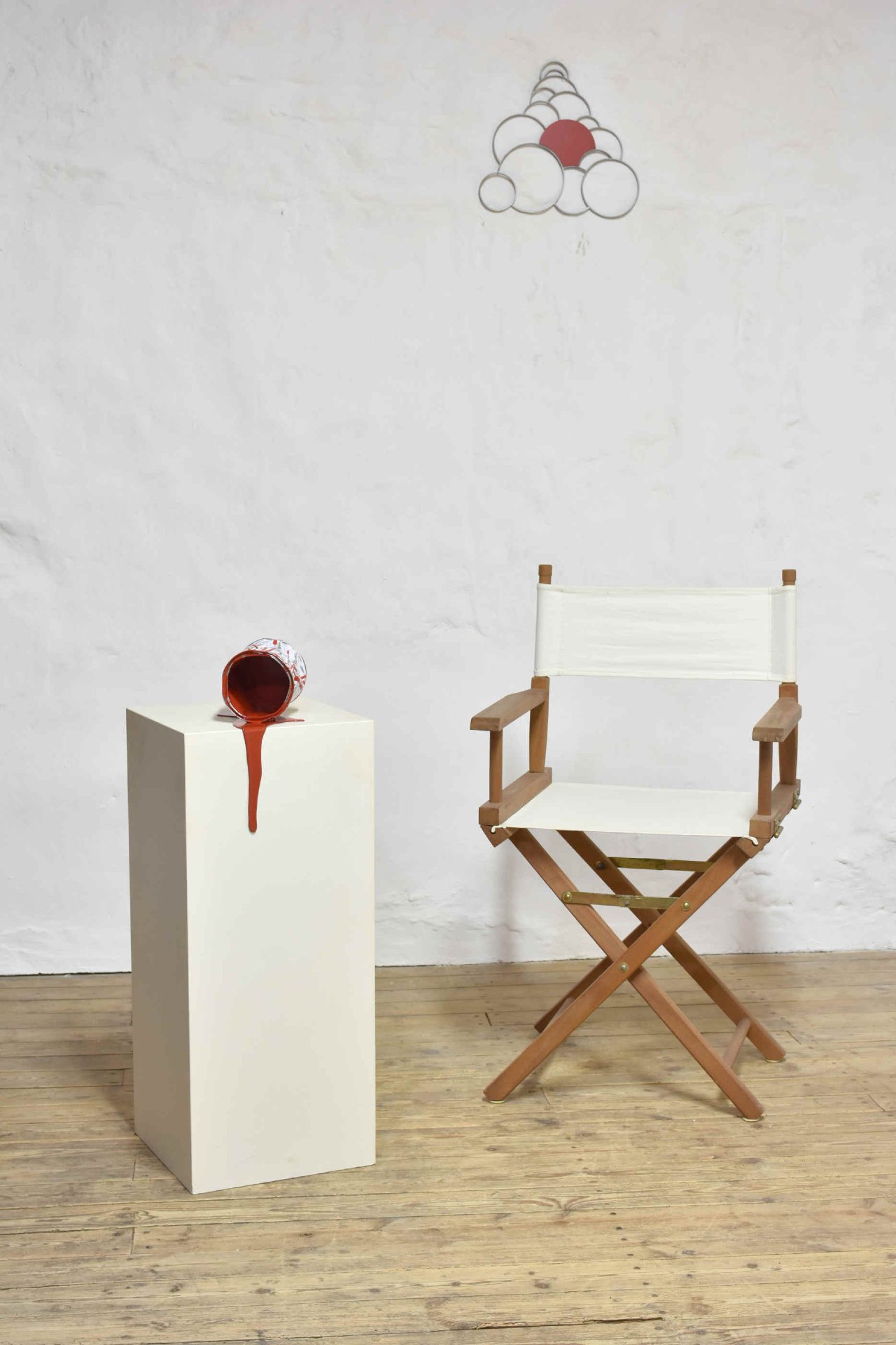 Le vieux pot de peinture rouge