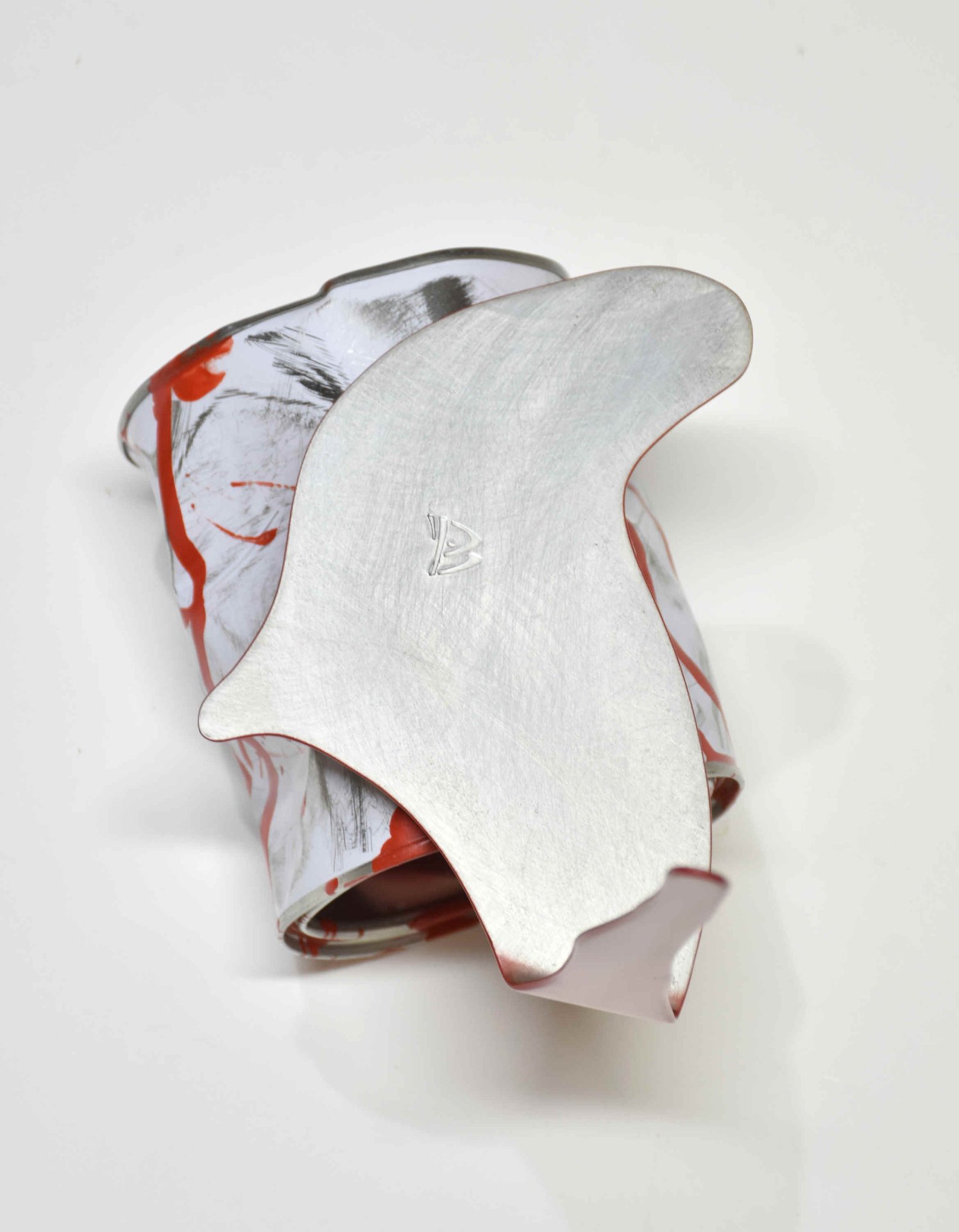 Le vieux pot de peinture rouge